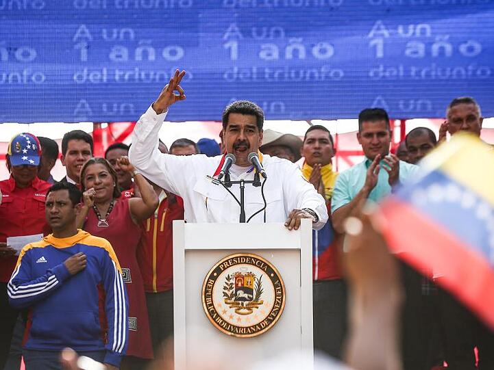 Nicolas Maduro (M.), Präsident von Venezuela, spricht auf einer Kundgebung.