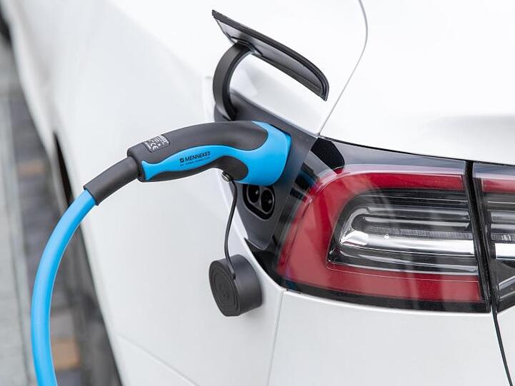 Eine flächendeckende Ladeinfrastruktur im öffentlichen und privaten Bereich gilt als zentrale Voraussetzung dafür, dass E-Autos den Durchbruch auf dem Massenmarkt schaffen.