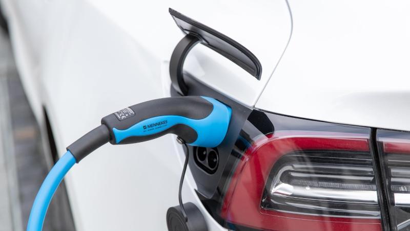 Eine flächendeckende Ladeinfrastruktur im öffentlichen und privaten Bereich gilt als zentrale Voraussetzung dafür, dass E-Autos den Durchbruch auf dem Massenmarkt schaffen. Eine flächendeckende Ladeinfrastruktur im öffentlichen und privaten Bereich gilt als zentrale Voraussetzung dafür, dass E-Autos den Durchbruch auf dem Massenmarkt schaffen.