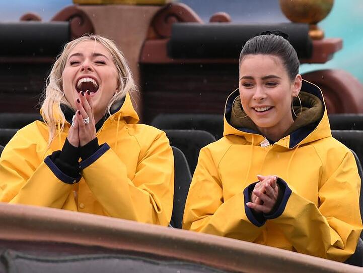 Lena Gercke (l) und Lena Meyer-Landrut werden eingeschleimt.