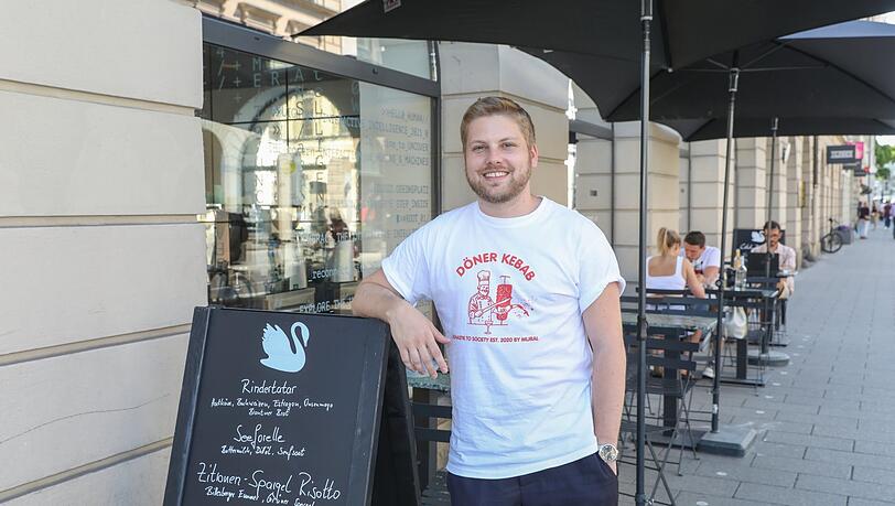 Wolfgang Hingerl von der Mural Tagesbar freut sich, wenn die Leute auch mal spontan auf einen Kaffee oder ein Essen am Odeonsplatz vorbeischauen. Im Sommer gibt's auch ein paar Plätze im Freien an der Brienner Straße. Wolfgang Hingerl von der Mural Tagesbar freut sich, wenn die Leute auch mal spontan auf einen Kaffee oder ein Essen am Odeonsplatz vorbeischauen. Im Sommer gibt's auch ein paar Plätze im Freien an der Brienner Straße.