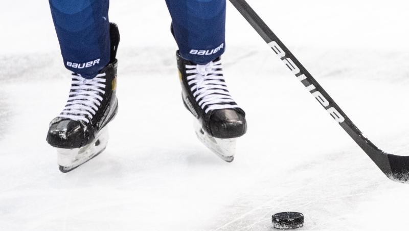 Ein Spieler spielt den Puck.
