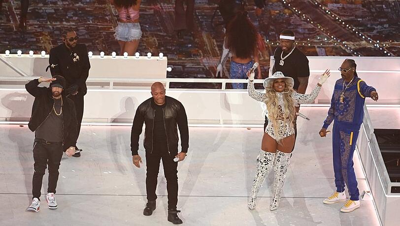 Super-Bowl-Halbzeitshow mit (v.l.) Eminem, Kendrick Lamar, Dr. Dre, Mary J. Blige, 50 Cent und Snoop Dogg.