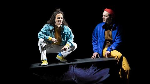 Nisha (Maya Haddad) und Nik (Michael Schröder) nähern sich allmählich an.