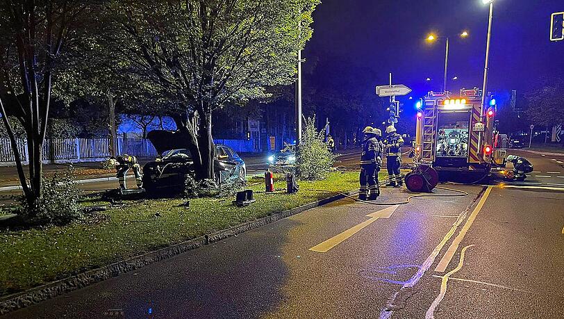 Der Fahrer konnte glücklicherweise ohne Verletzungen aus dem Auto steigen.