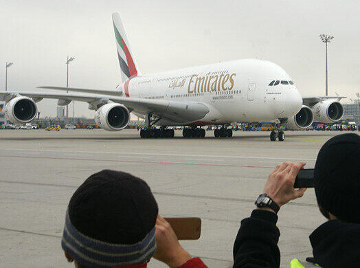 Die Emirates-Maschine landete am Mittag von Dubai kommend bei diesigem Wetter auf dem Münchner Airport. Bilder vom A380 in München
