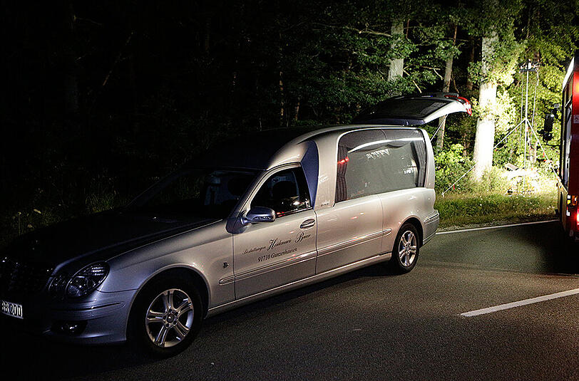 Porsche in zwei Teile gerissen - die Bilder vom Bergungseinsatz.