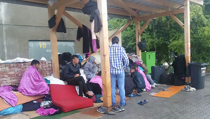 Nach über einem Monat vor der Bayernkaserne wurden die Flüchtlinge in einer Unterkunft in Moosburg untergebracht. Nach über einem Monat vor der Bayernkaserne wurden die Flüchtlinge in einer Unterkunft in Moosburg untergebracht.