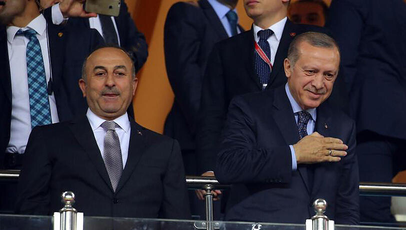 Der türkische Präsident Recep Tayyip Erdogan (r) und Außenminister Mevlüt Cavusoglu.