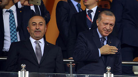 Der türkische Präsident Recep Tayyip Erdogan (r) und Außenminister Mevlüt Cavusoglu.