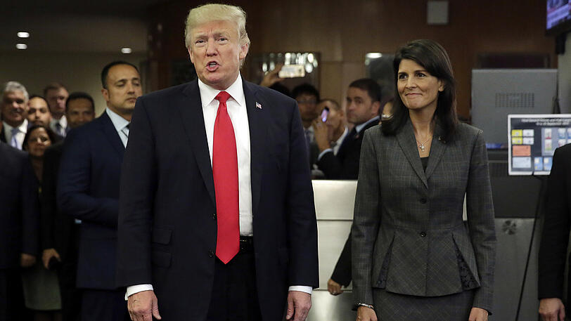 US-Präsident Donald Trump und die Botschafterin der USA bei den UN, Nikki Haley, auf dem Weg zum UN-Hauptquartier.