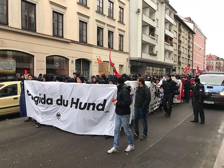 Anti-Pegida-Demonstranten auf dem Gärtnerplatz in München.