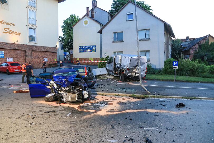 Spektakuläre Szenen im Landkreis Coburg: Ein 19-Jähriger will sich einer Polizeikontrolle entziehen und hinterlässt eine Spur der Verwüstung - die Bilder vom Einsatz.