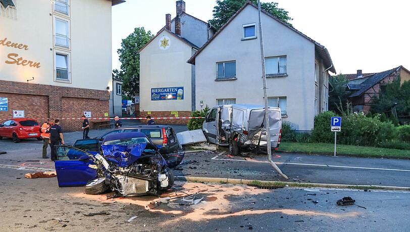 Spektakuläre Szenen im Landkreis Coburg: Ein 19-Jähriger will sich einer Polizeikontrolle entziehen und hinterlässt eine Spur der Verwüstung - die Bilder vom Einsatz. Spektakuläre Szenen im Landkreis Coburg: Ein 19-Jähriger will sich einer Polizeikontrolle entziehen und hinterlässt eine Spur der Verwüstung - die Bilder vom Einsatz.