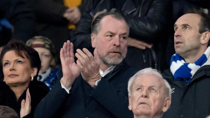 Schalke-Boss Clemens Tönnies freute sich in der Veltins Arena über den Sieg seiner Mannschaft. Schalke-Boss Clemens Tönnies freute sich in der Veltins Arena über den Sieg seiner Mannschaft.