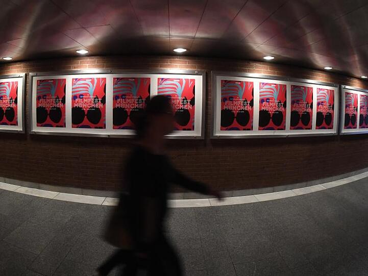 Plakate hängen an einer Wand während des Filmfests München. Foto: Felix Hörhager