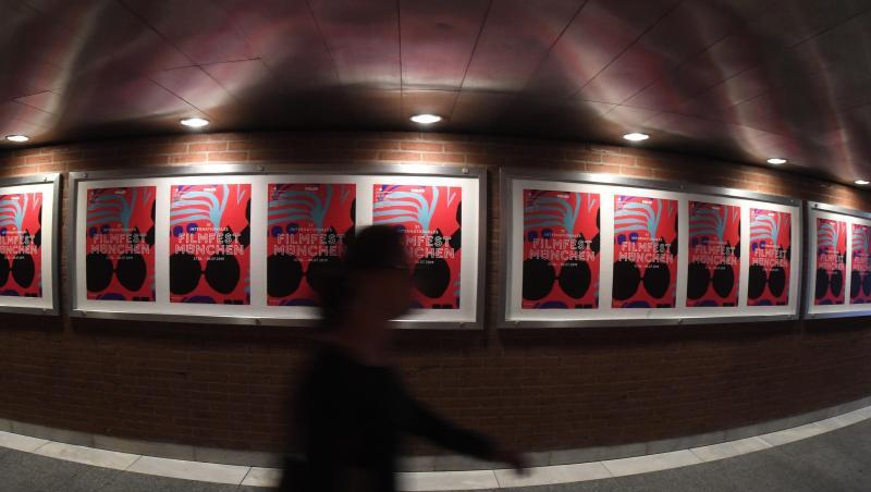 Plakate hängen an einer Wand während des Filmfests München. Foto: Felix Hörhager Plakate hängen an einer Wand während des Filmfests München. Foto: Felix Hörhager