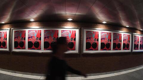 Plakate hängen an einer Wand während des Filmfests München. Foto: Felix Hörhager