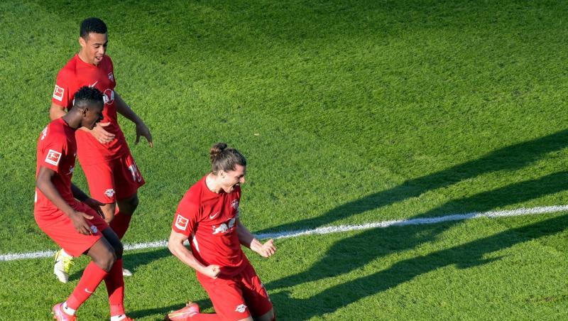 Leipzigs Torschütze Marcel Sabitzer (r) jubelt mit den Mannschaftskameraden Amadou Haidara (l) und Tyler Adams über seinen Treffer zur 1:0-Führung.