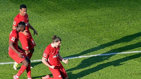 Leipzigs Torschütze Marcel Sabitzer (r) jubelt mit den Mannschaftskameraden Amadou Haidara (l) und Tyler Adams über seinen Treffer zur 1:0-Führung.