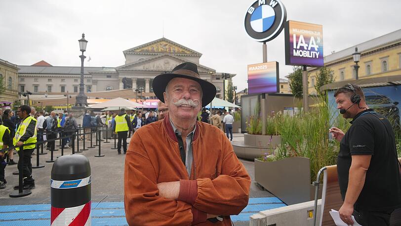 Das BMW-Logo, groß wie ein Vollmond vor der Oper – das gibt es nur, wenn in der Münchner City Automesse ist.
Herbert Hutter (80), der Mann mit Zwirbelschnurrbart und Liebe zu Autos ohne viel „Elektronik drin“, schaut nur aus Neugierde vorbei. Und witzelt: „Wenns den Verbrenner abschaffen, kauf ich mir zwoa oide 200er-Diesel-Mercedes“.