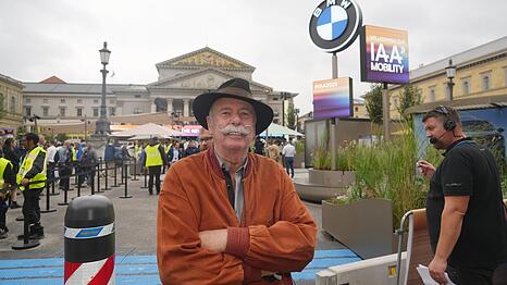 Das BMW-Logo, groß wie ein Vollmond vor der Oper – das gibt es nur, wenn in der Münchner City Automesse ist.
Herbert Hutter (80), der Mann mit Zwirbelschnurrbart und Liebe zu Autos ohne viel „Elektronik drin“, schaut nur aus Neugierde vorbei. Und witzelt: „Wenns den Verbrenner abschaffen, kauf ich mir zwoa oide 200er-Diesel-Mercedes“.