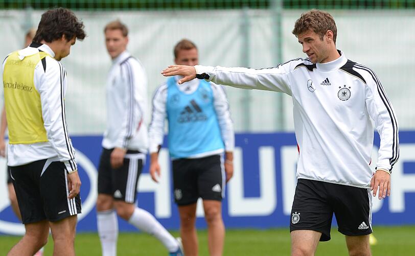 Konzentration in Danzig: Beim Training der Nationalelf zwei Tage vor dem EM-Auftaktspiel stehen mit Lahm und Khedira wieder alle 23 Spieler auf dem Platz.