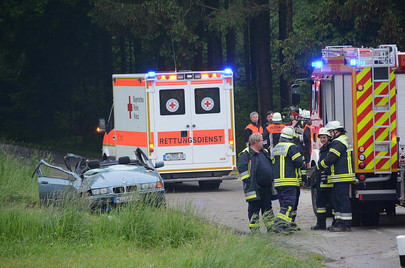 Drei Jugendliche kommen am Sonntagabend mit ihrem BMW in einem Waldstück von der Straße ab und überschlagen sich. Die Bilder vom Unfallort.