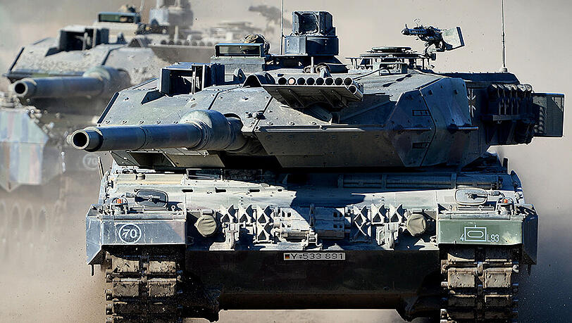 Kampfpanzer "Leopard 2 A6" während einer Bundeswehrübung im niedersächsischen Bergen. Kampfpanzer "Leopard 2 A6" während einer Bundeswehrübung im niedersächsischen Bergen.