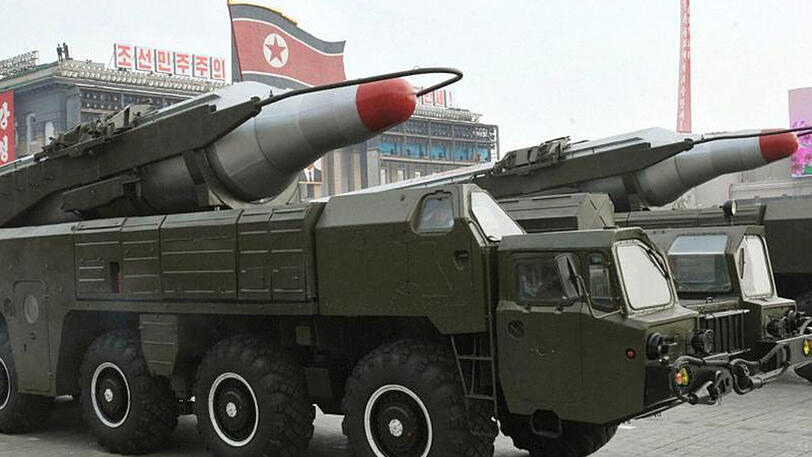 Eine nordkoreanische Musudan-Rakete wird bei einer Militärparade durch die Straßen von Pjöngjang gefahren.