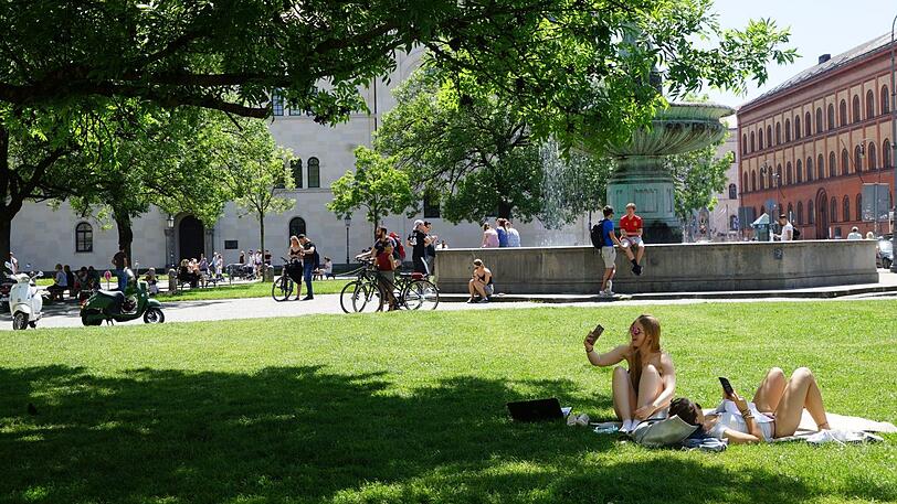 Auch die Studenten an der LMU trieb es bei dem tollen Wetter ins Freie.