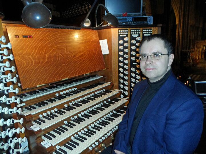 Martin Welzel an der Kirchenorgel