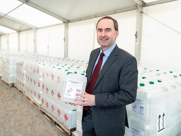 Hubert Aiwanger hält einen Kanister mit Desinfektionsmittel in der Hand. Foto: Matthias Balk/dpa/Archivbild