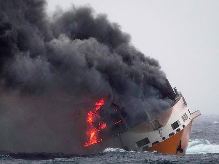 Das Containerschiff "Grande America" steht in Flammen im Golf von Biskaya vor der Westküste Frankreichs.