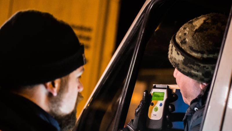 Ein Polizist kontrolliert einen LKW-Fahrer auf Alkoholgenuss. Foto: Andreas Arnold/Archiv Ein Polizist kontrolliert einen LKW-Fahrer auf Alkoholgenuss. Foto: Andreas Arnold/Archiv