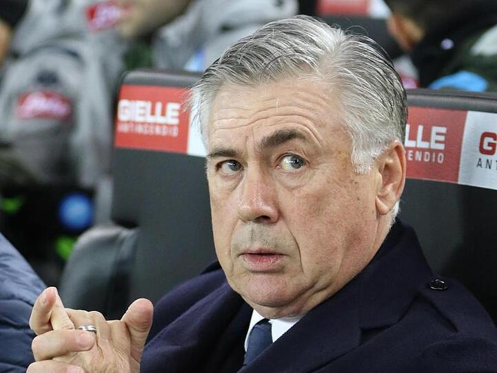 Carlo Ancelotti, frühere Coach des FC Bayern München, schlägt die Hände zusammen. Foto: Gabriele Menis/ANSA/dpa/Archivbild