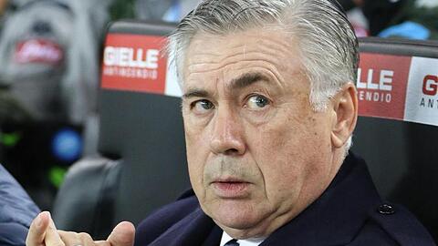Carlo Ancelotti, frühere Coach des FC Bayern München, schlägt die Hände zusammen. Foto: Gabriele Menis/ANSA/dpa/Archivbild