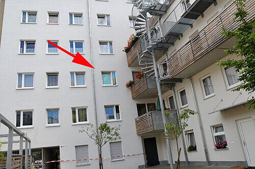In dieser Wohnung (Pfeil), im Kinderzimmer der Zwillinge, wurde die 38-jährige Frau mit Messerstichen getötet.