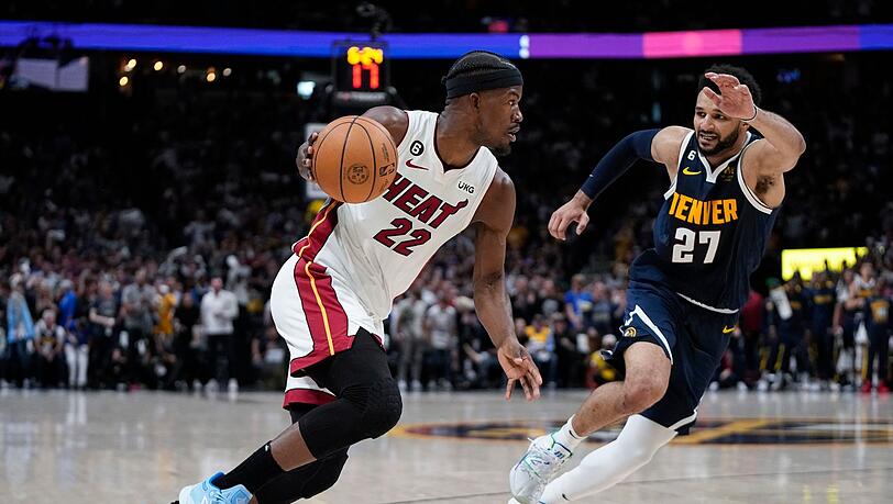 Miami Heat-Forward Jimmy Butler (l) bewegt den Ball, während er von Denver Nuggets-Guard Jamal Murray verteidigt wird.