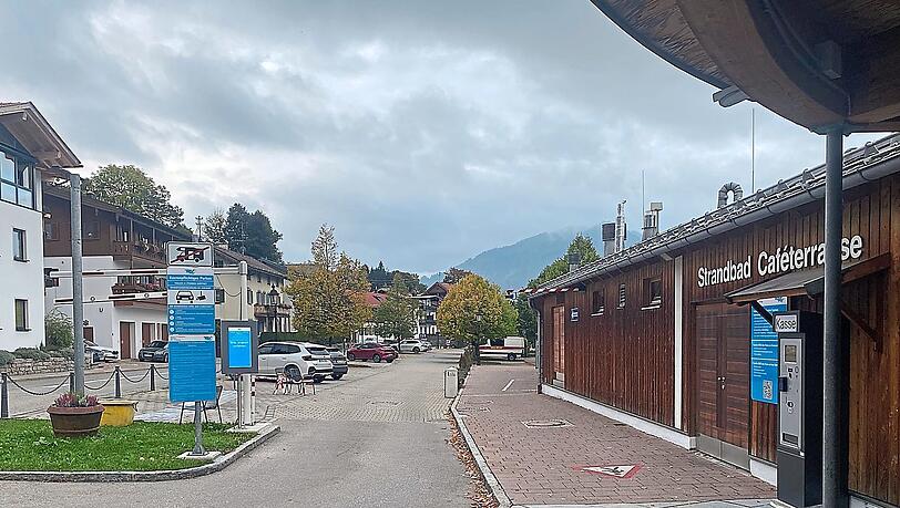 Der Seesaunaparkplatz: Parken kostet hier neuerdings acht Euro pro Stunde.