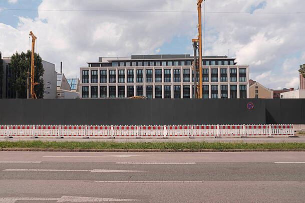 Im Hintergrund das fertige „Karl“ von Apple, im Vordergrund die Baustelle für die Erweiterung an der Seidlstraße. Im Hintergrund das fertige „Karl“ von Apple, im Vordergrund die Baustelle für die Erweiterung an der Seidlstraße.