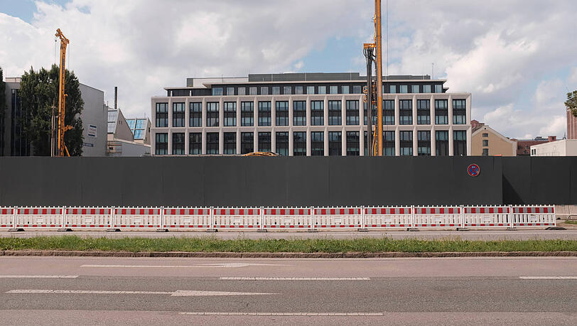 Im Hintergrund das fertige &bdquo;Karl&ldquo; von Apple, im Vordergrund die Baustelle f&uuml;r die Erweiterung an der Seidlstra&szlig;e.