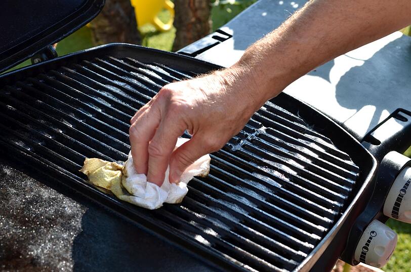 Wenn Sie den Rost vor dem Grillen mit Öl abreiben, wird gar nicht erst so viel Schmutz daran hängenbleiben und er wird sich wesentlich besser reinigen lassen. Sie können den Rost auch mit einem Backtrennspray einsprühen. Wenn Sie den Rost vor dem Grillen mit Öl abreiben, wird gar nicht erst so viel Schmutz daran hängenbleiben und er wird sich wesentlich besser reinigen lassen. Sie können den Rost auch mit einem Backtrennspray einsprühen.