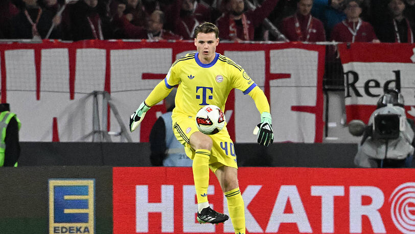 Jonas Urbig stand gegen Freiburg im Tor des FC Bayern.