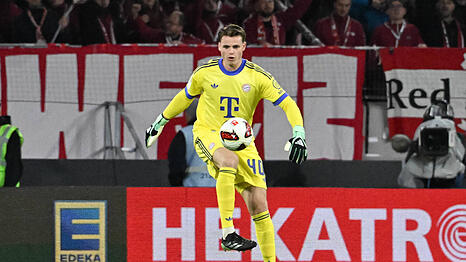 Jonas Urbig stand gegen Freiburg im Tor des FC Bayern.