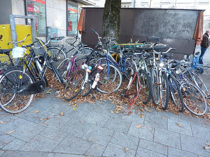 Fahrräder gammeln im Herbstlaub vor sich hin: Das Baureferat hat in drei Jahren 6600 alte Radl entsorgt.