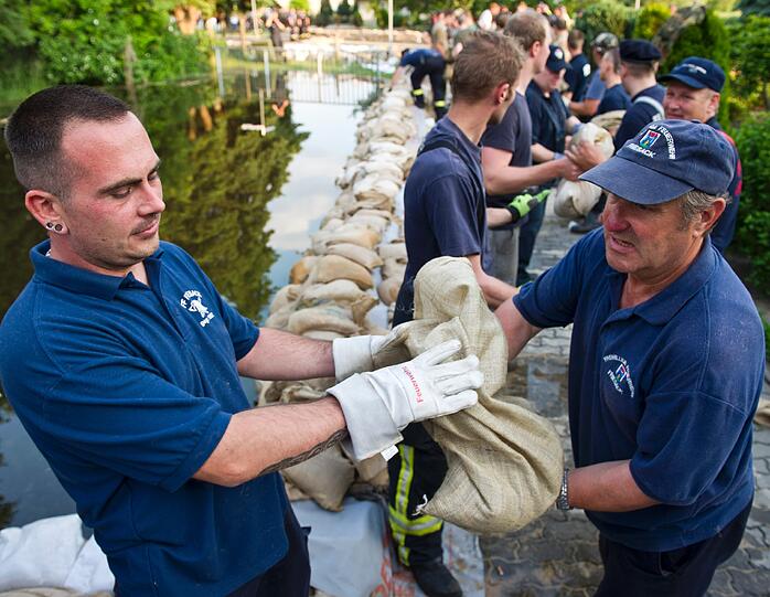 Bilder: Menschen in Nord- und Ostdeutschland kämpfen weiter gegen das Hochwasser