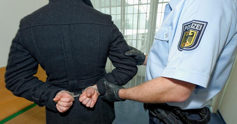 Am Münchner Flughafen klickten die Handschellen. (Symbolbild)