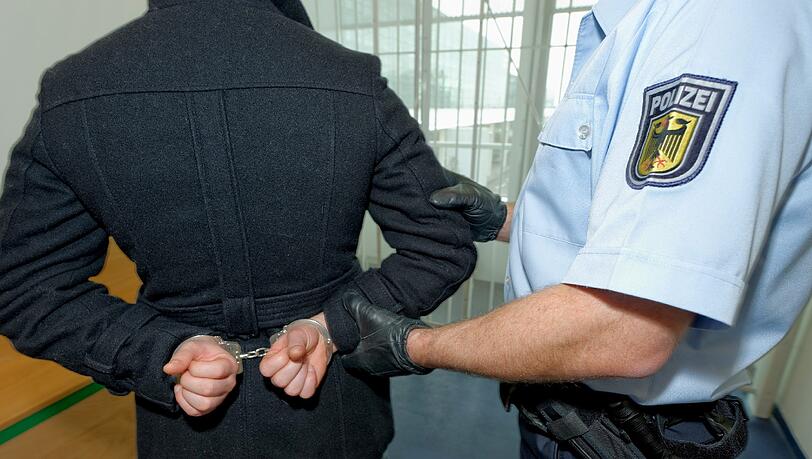 Am Münchner Flughafen klickten die Handschellen. (Symbolbild) Am Münchner Flughafen klickten die Handschellen. (Symbolbild)
