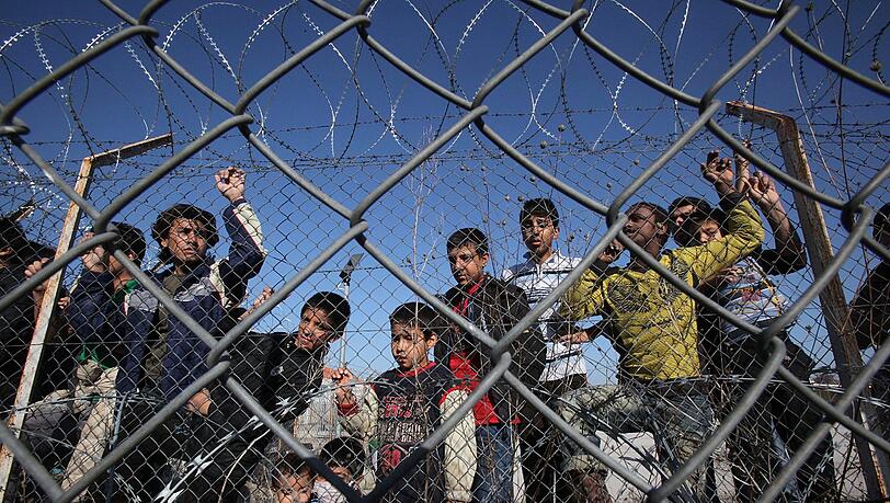 Griechenland lässt Flüchtlinge unkontrolliert weiterreisen. Das passt der EU nicht. Griechenland lässt Flüchtlinge unkontrolliert weiterreisen. Das passt der EU nicht.